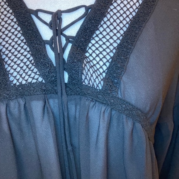 Umgee sheer lace up top - Picture 3 of 4